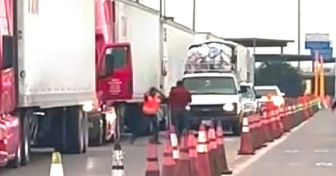 Traileros se agarran a golpes en el Puente Internacional Dos