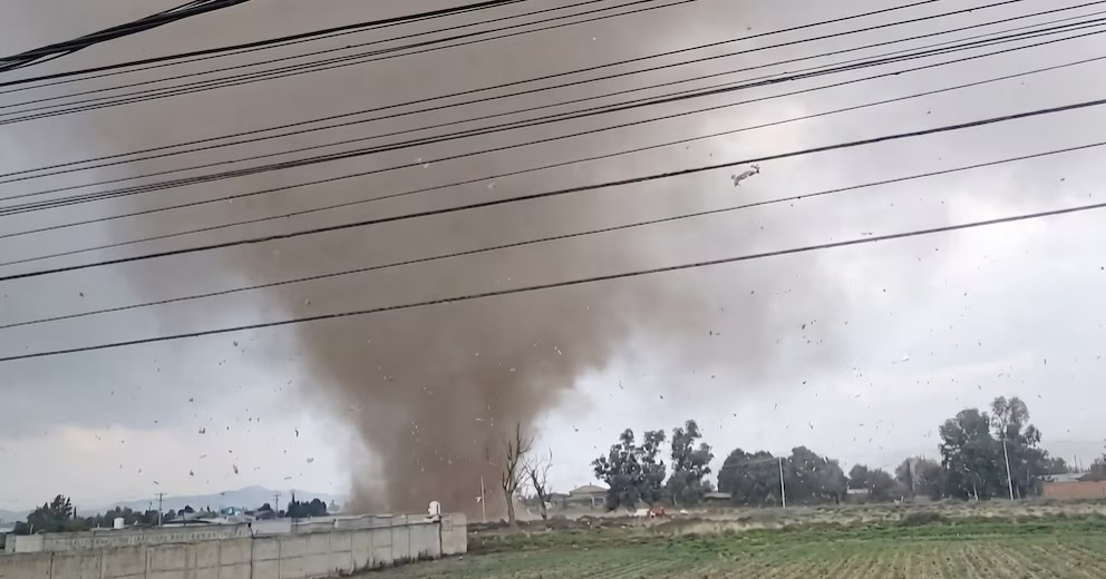 Tornado sorprende a habitantes del Valle de Toluca