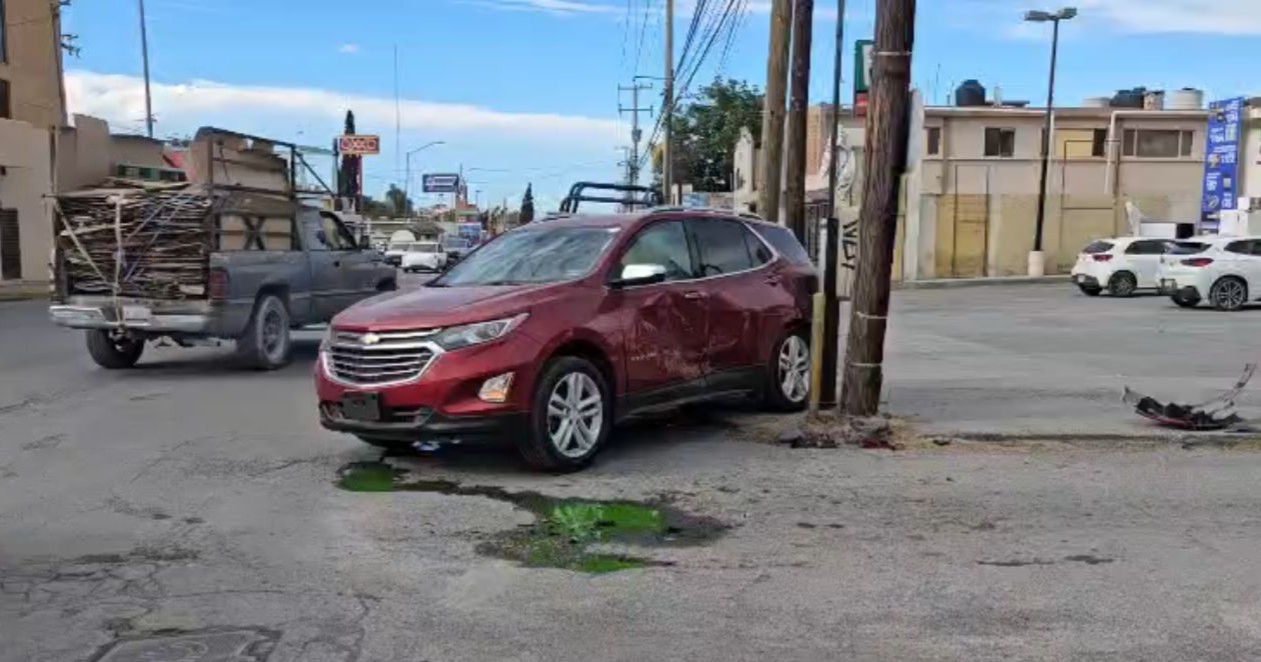 Cruza sin precaución y provoca choque en el centro de Saltillo