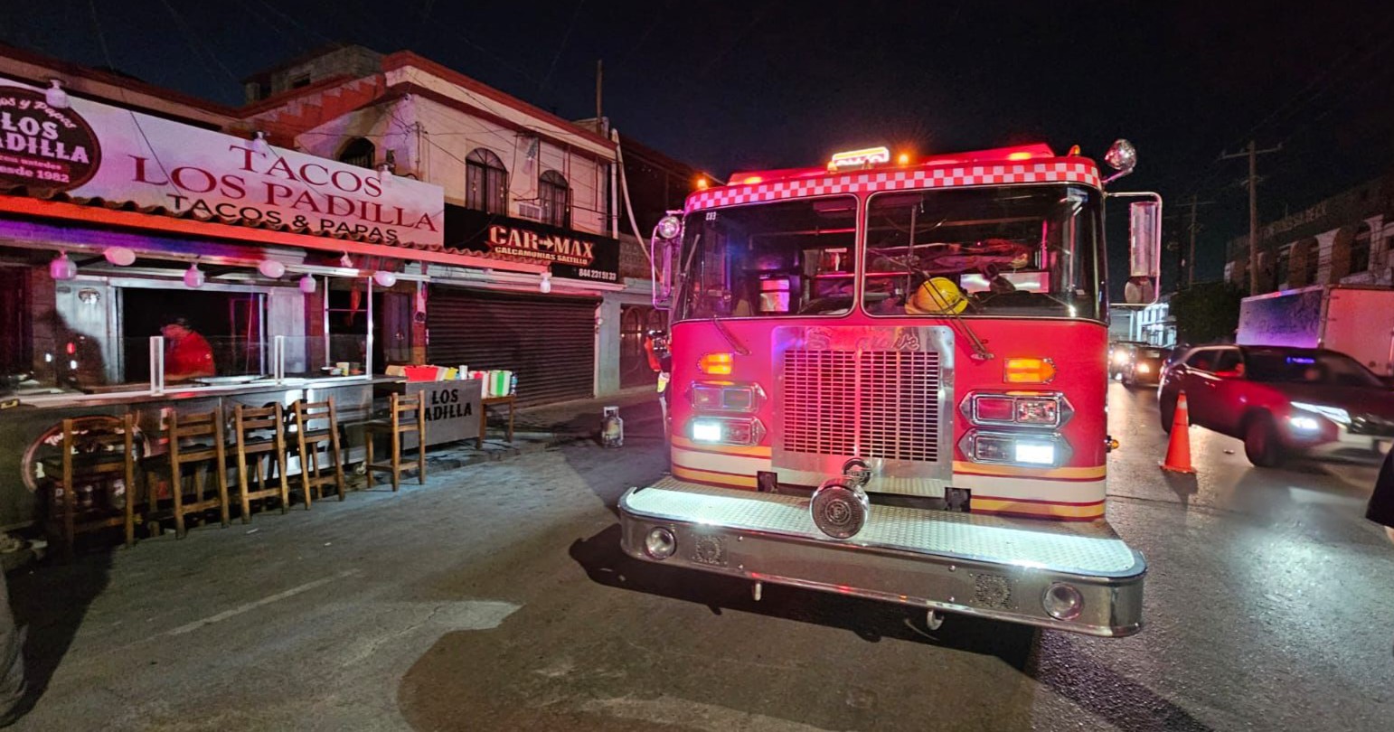 Incendio consume taquería en el centro de Saltillo