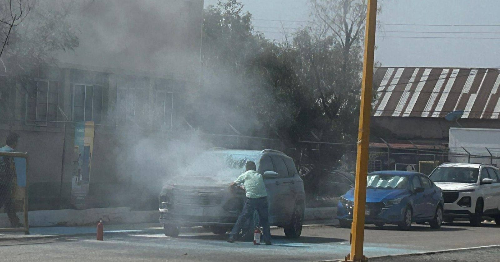 Vehículo se incendia frente a primaria de Múzquiz 
