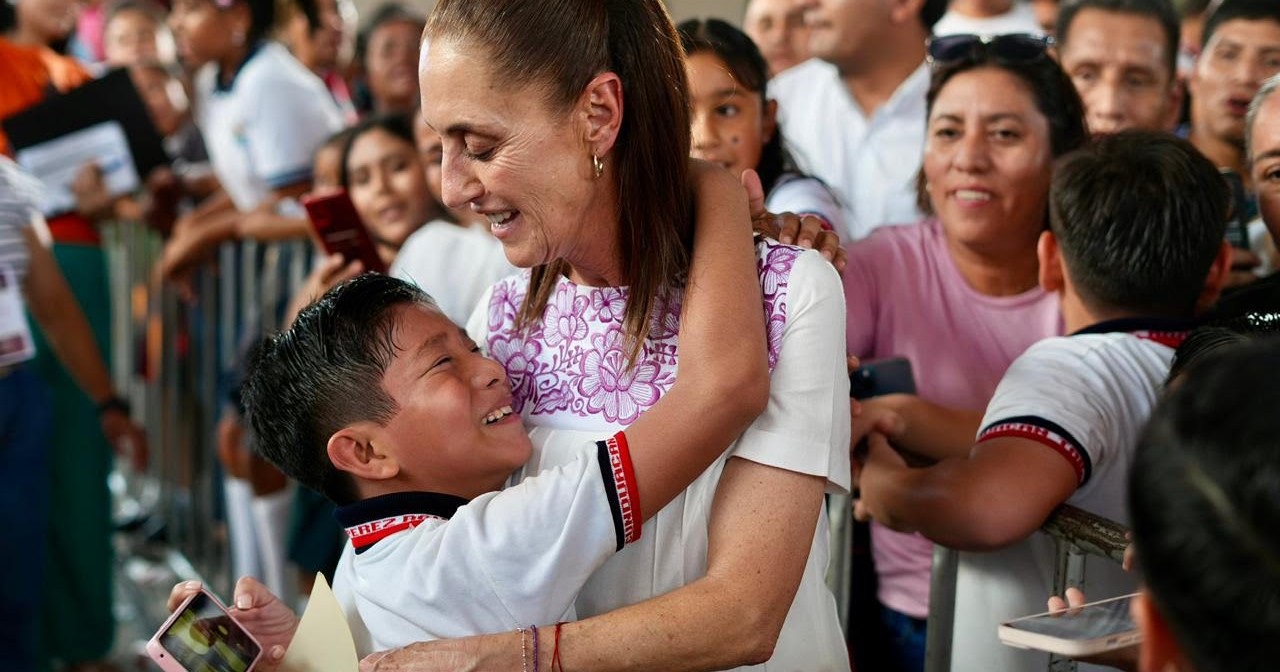Enteregan becas a 500 mil alumnos de Tabasco 
