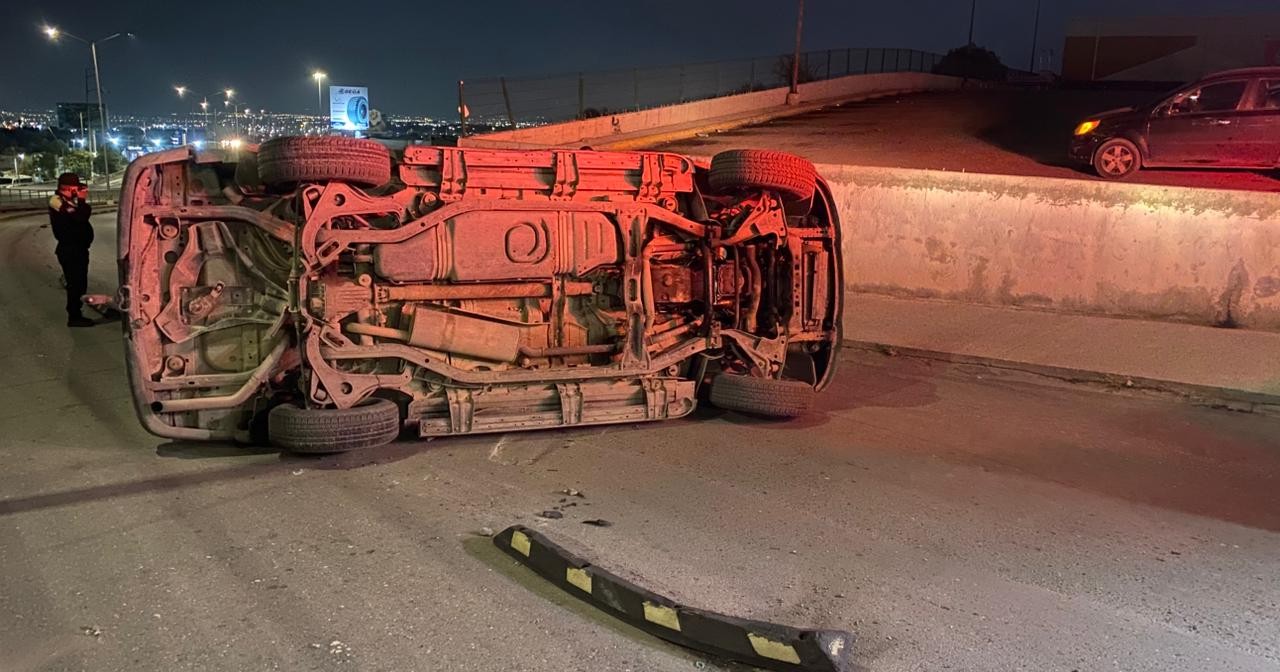 Ebrio vuelca camioneta al chocar contra tope al sur de Saltillo