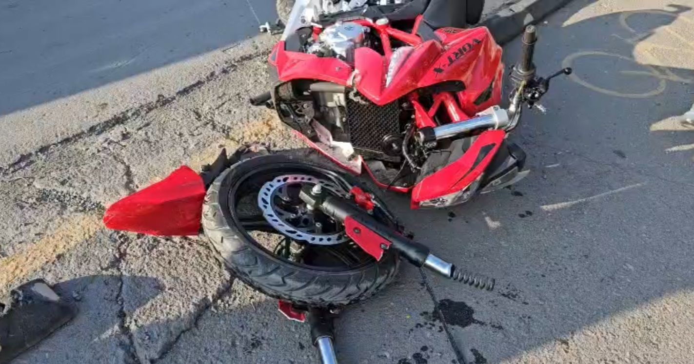 Joven estrena su moto... ¡destrozándola!