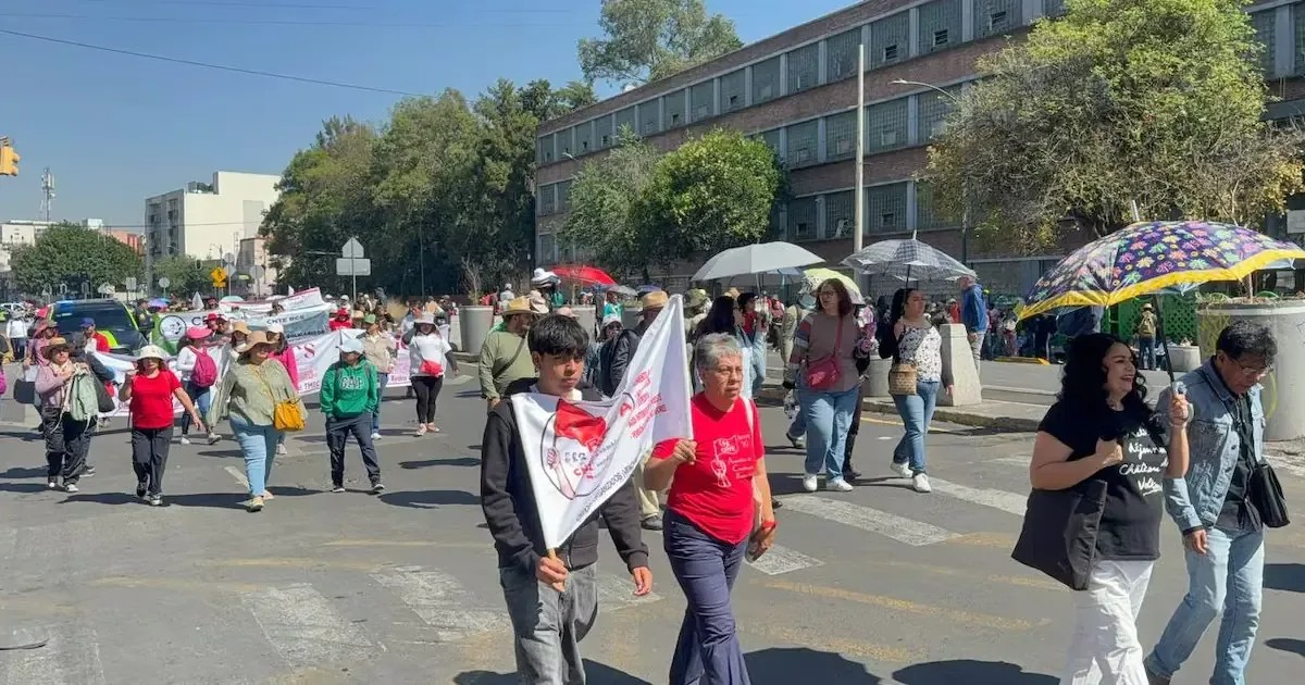 Manifestantes del CNTE recorren calles de la capital; autoridades anuncian cierre de vialidades