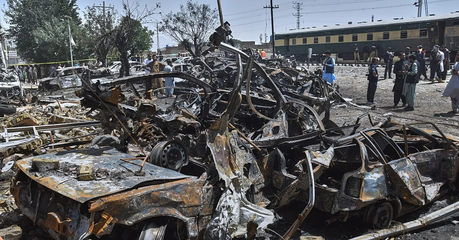 Coche bomba estalla contra tren militar y deja 24 muertos en Pakistán
