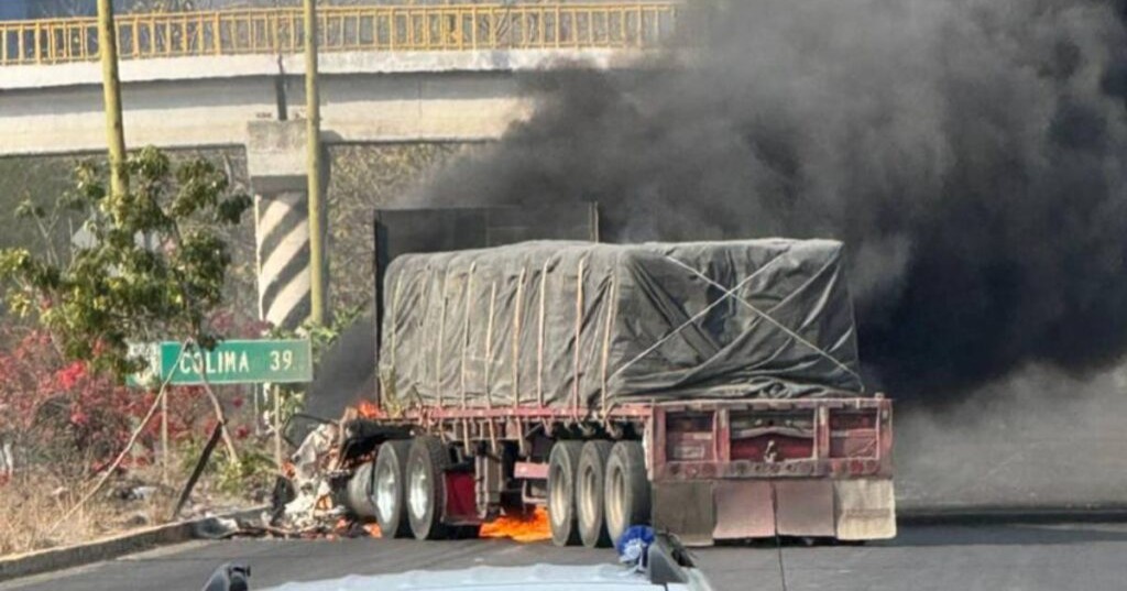 Balacera en Colima desata caos y narcobloqueos