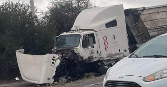 Hombre queda prensado tras impactar a tráiler en la carretera federal 57