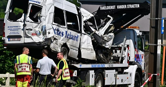 Autobús escolar choca contra un tren en Bélgica y deja cuatro muertos