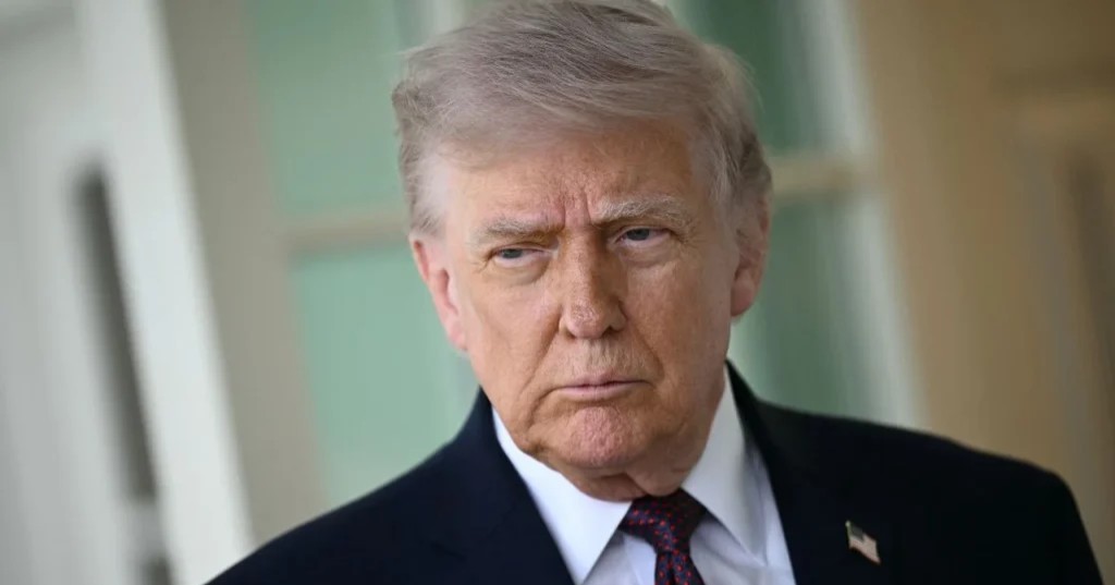 Trump aumenta cuota de refugiados para acoger a 10 mil sudafricanos blancos