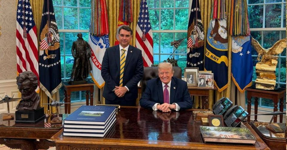 Donald Trump recibe a Flávio Bolsonaro previo a las elecciones presidenciales en Brasil
