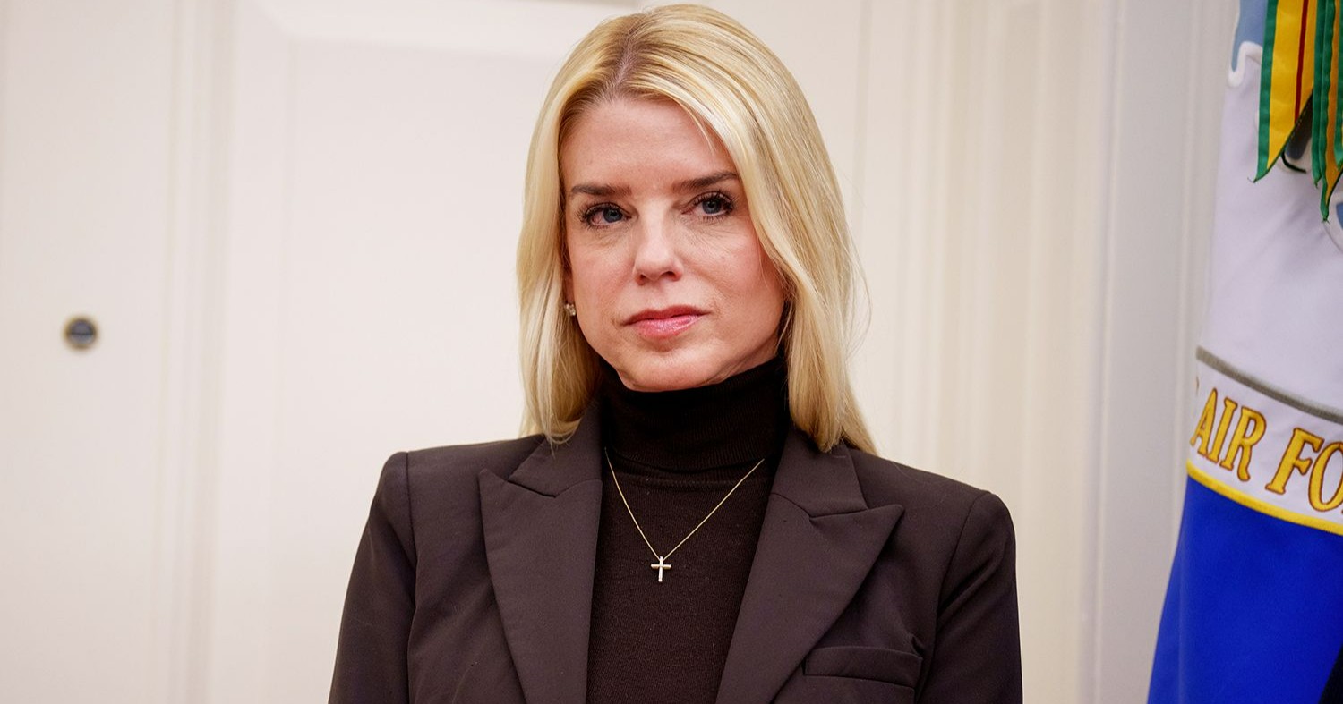 Pam Bondi, exfiscal general de Estados Unidos, confirma diagnóstico de cáncer de tiroides