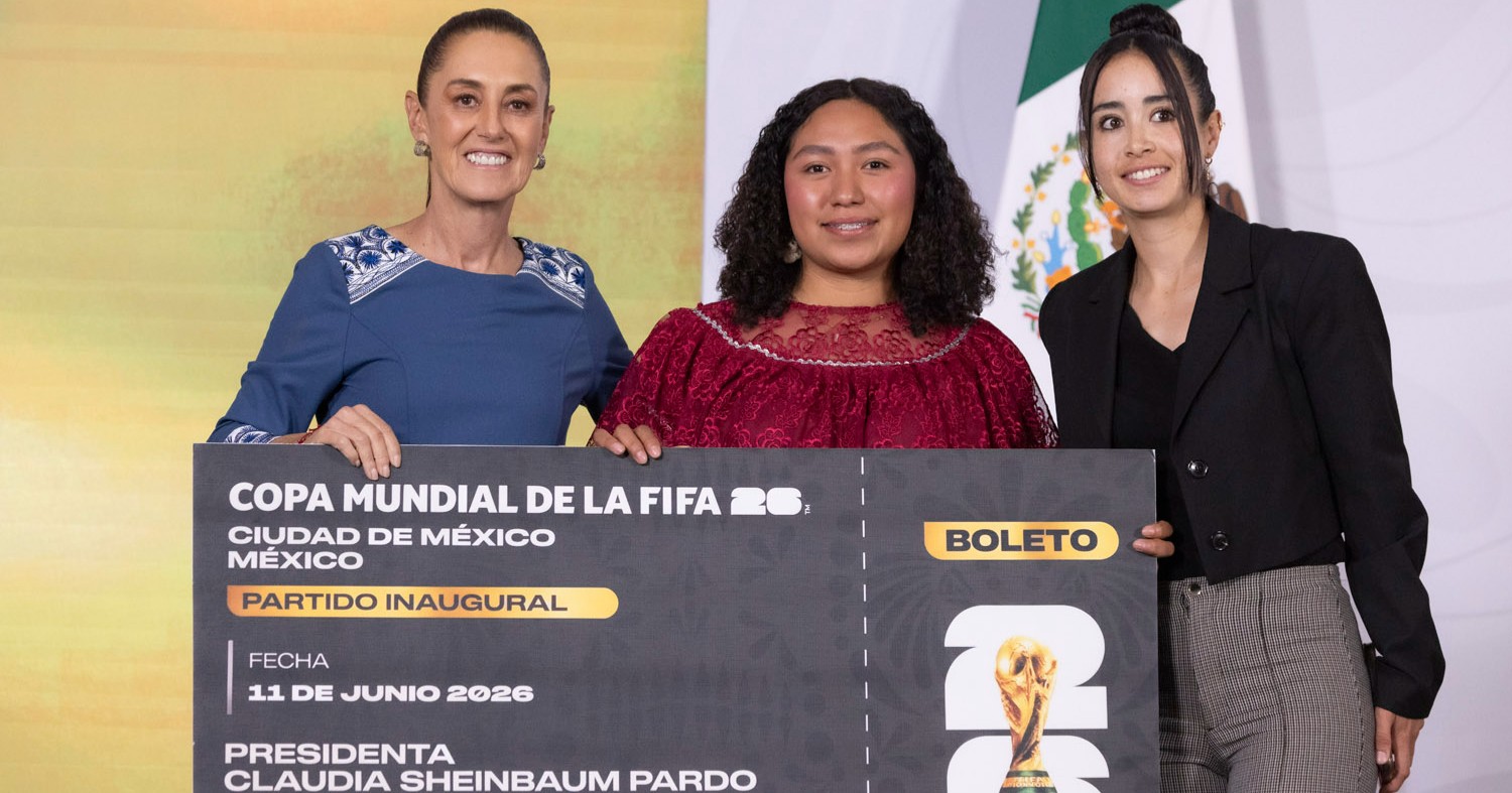  Presidenta Sheinbaum entrega su boleto del Mundial 2026 a joven indígena de Veracruz