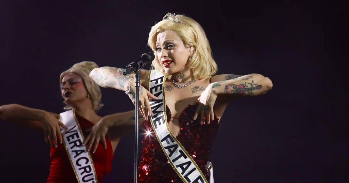 Mon Laferte declara su amor por México en pleno concierto