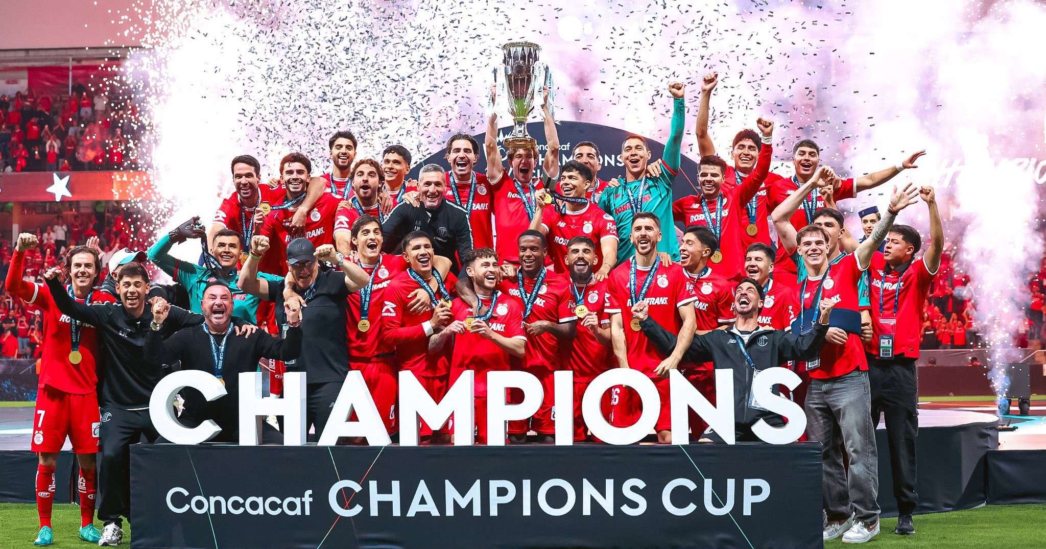Toluca se impone a Tigres en penales y levanta la Copa de Campeones de Concacaf 