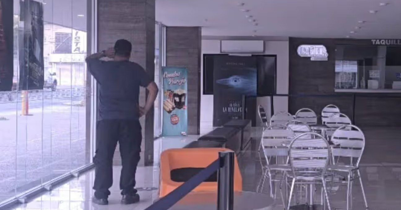 Hombre se duerme en sala de cine y se queda encerrado por 15 horas