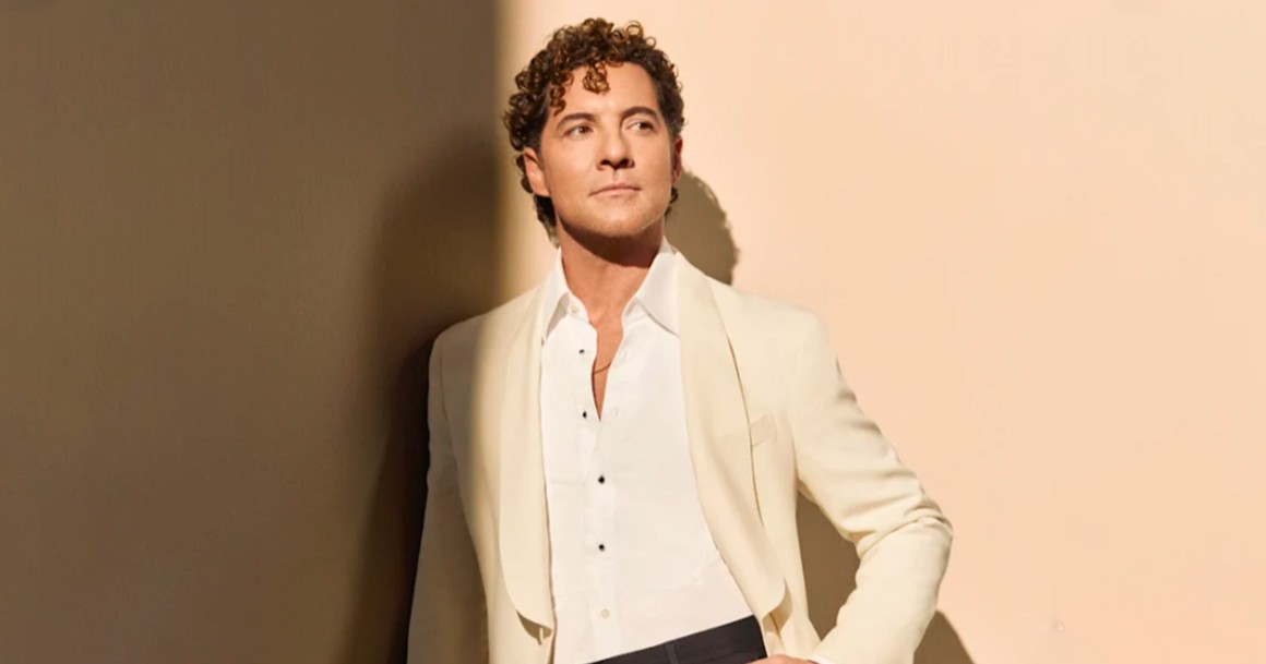 David Bisbal rinde homenaje a Juan Gabriel en Garibaldi