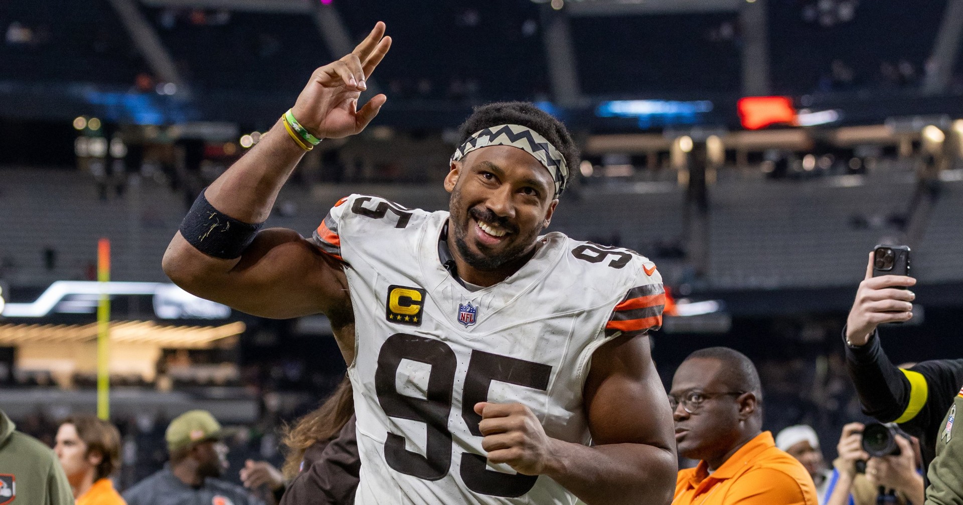 Los Rams adquieren a Myles Garrett en un canje histórico 