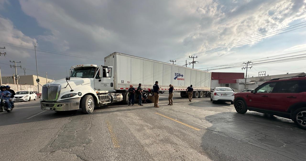 Acaba debajo de un tráiler tras brutal choque en Saltillo
