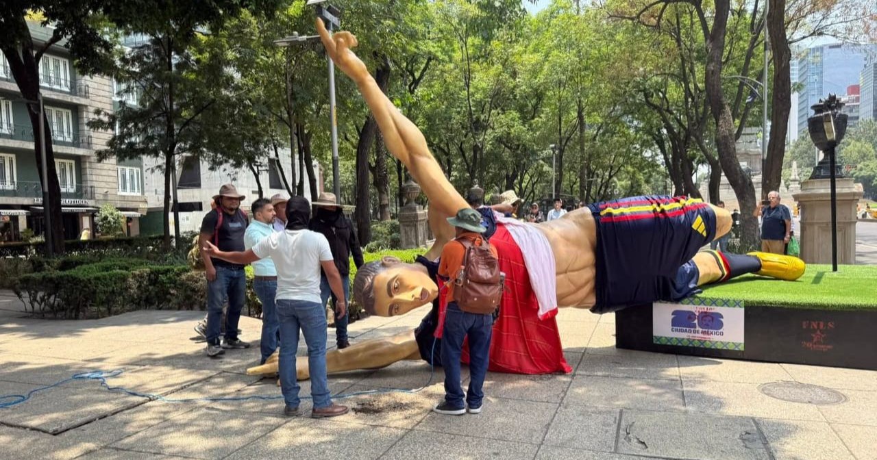Integrantes de la CNTE desnudan y vandalizan figuras mundialistas en Reforma
