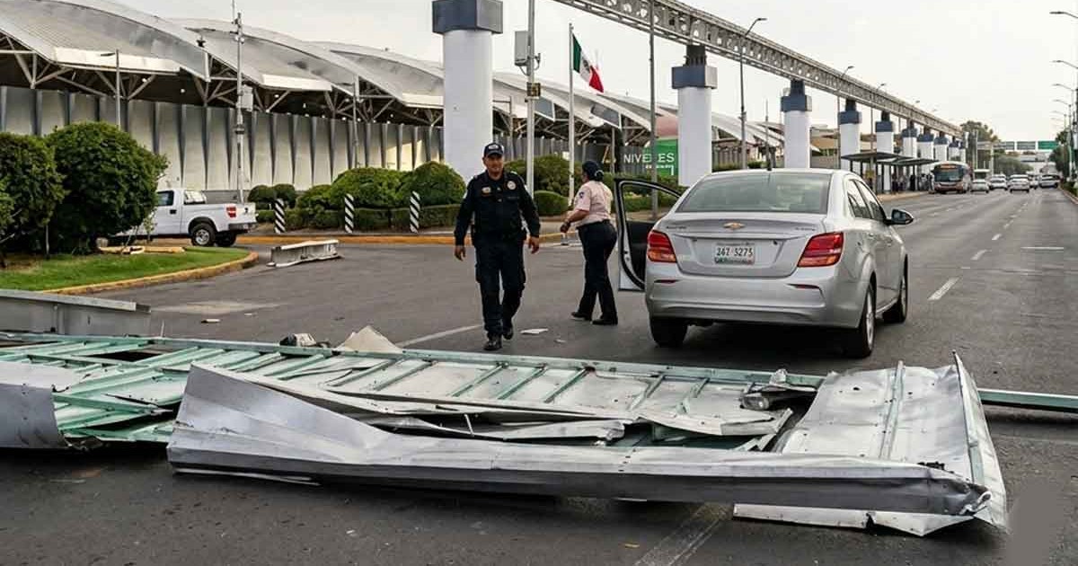 Se desploma techumbre de puente peatonal en el AICM