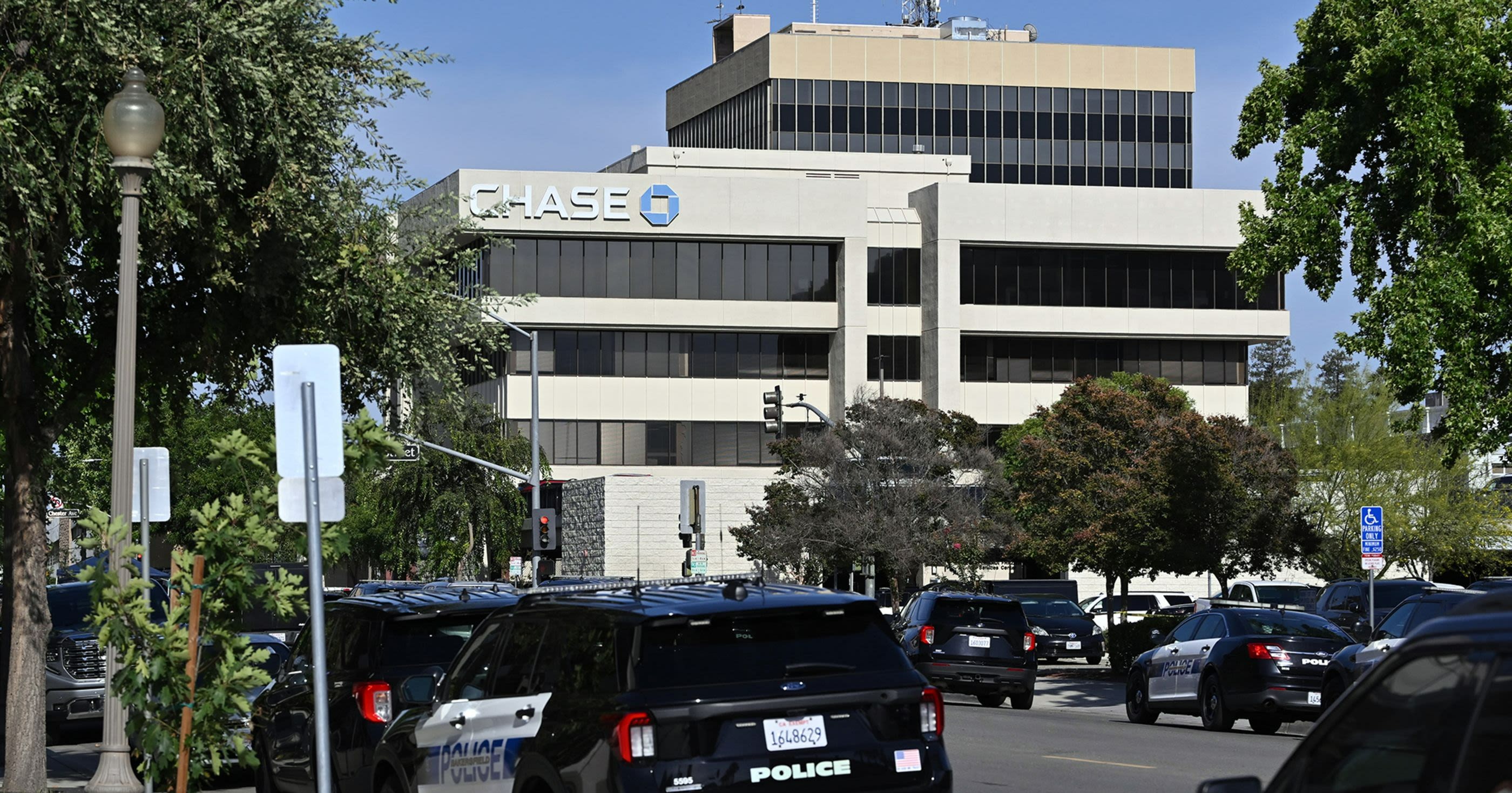 Abaten a hombre que mantuvo rehenes en banco de California durante 20 horas