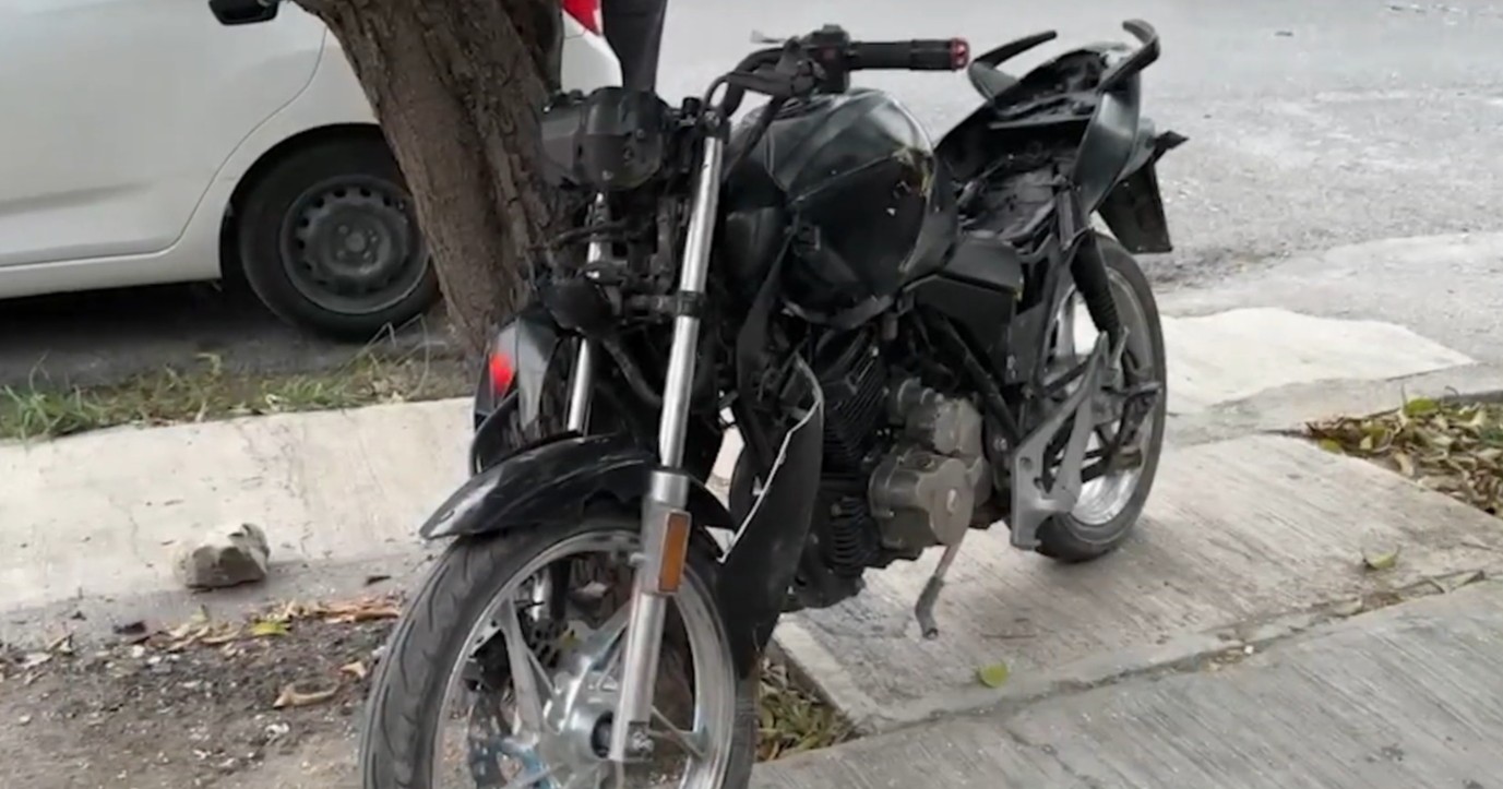 Le cierran el paso a motociclista y acaba con posible fractura