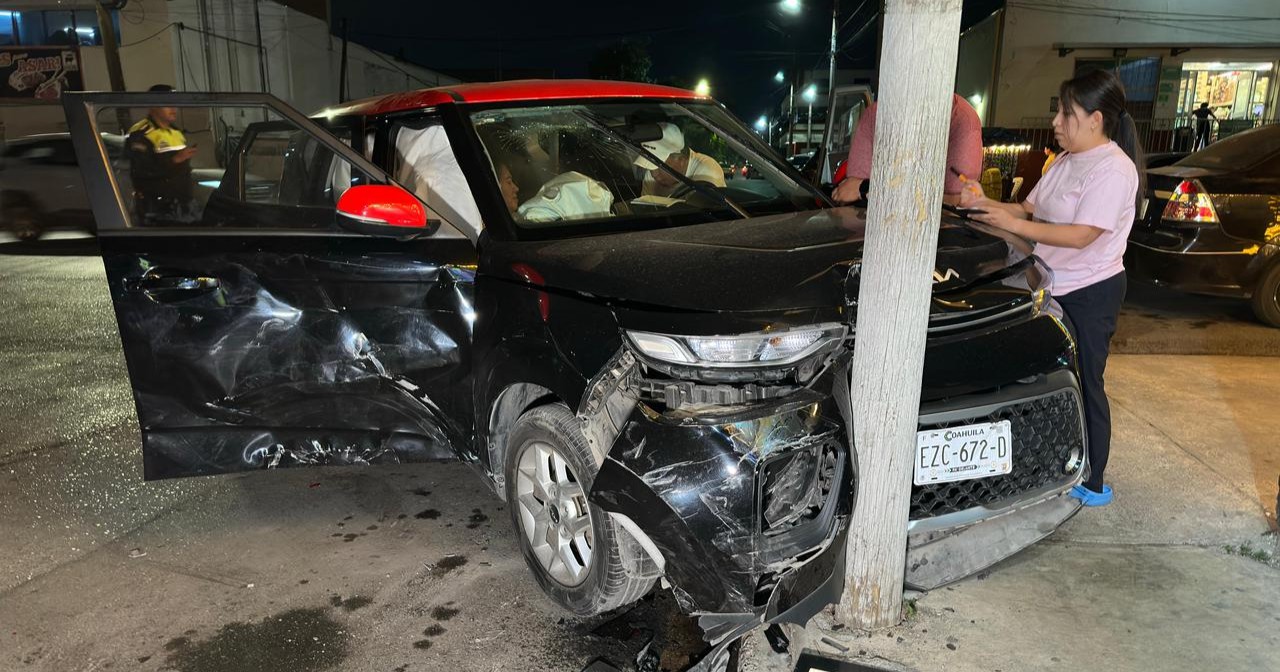 Se pasa alto y se estrella contra poste en el centro de Saltillo