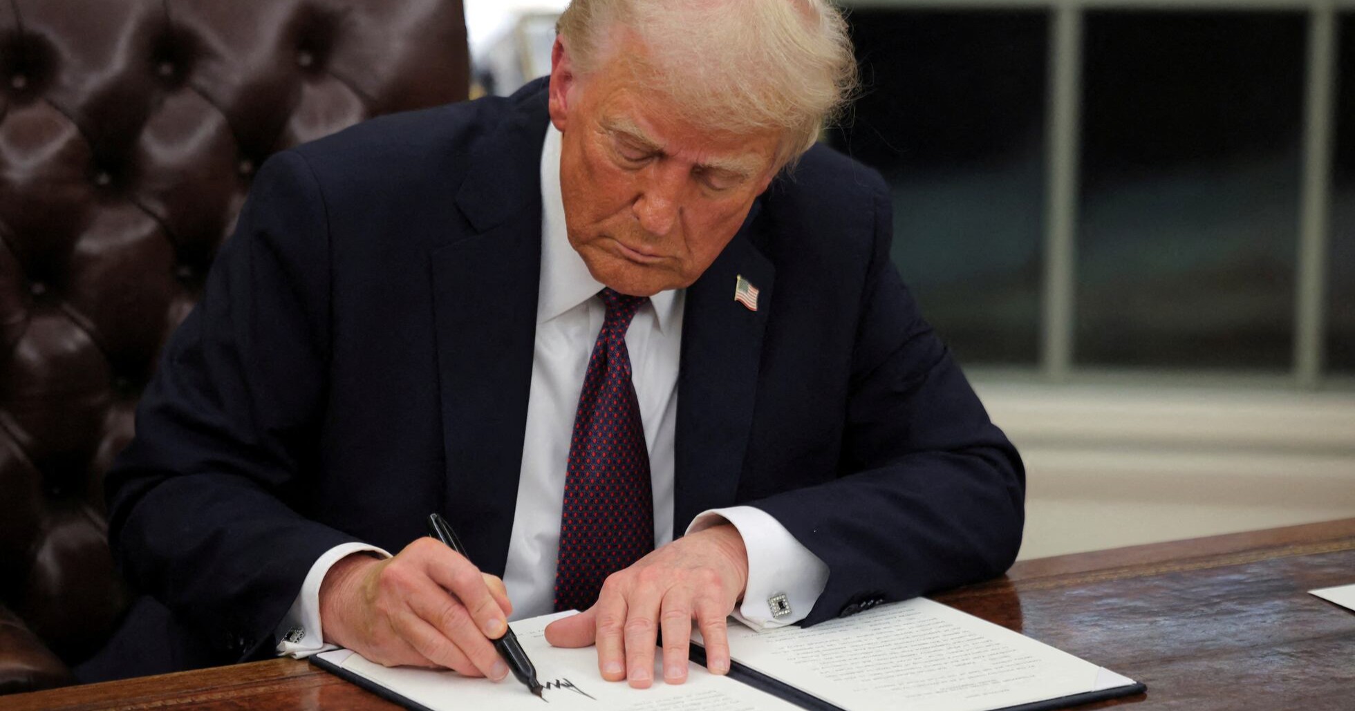 Trump firma decreto para facilitar el despido de 8 mil funcionarios federales