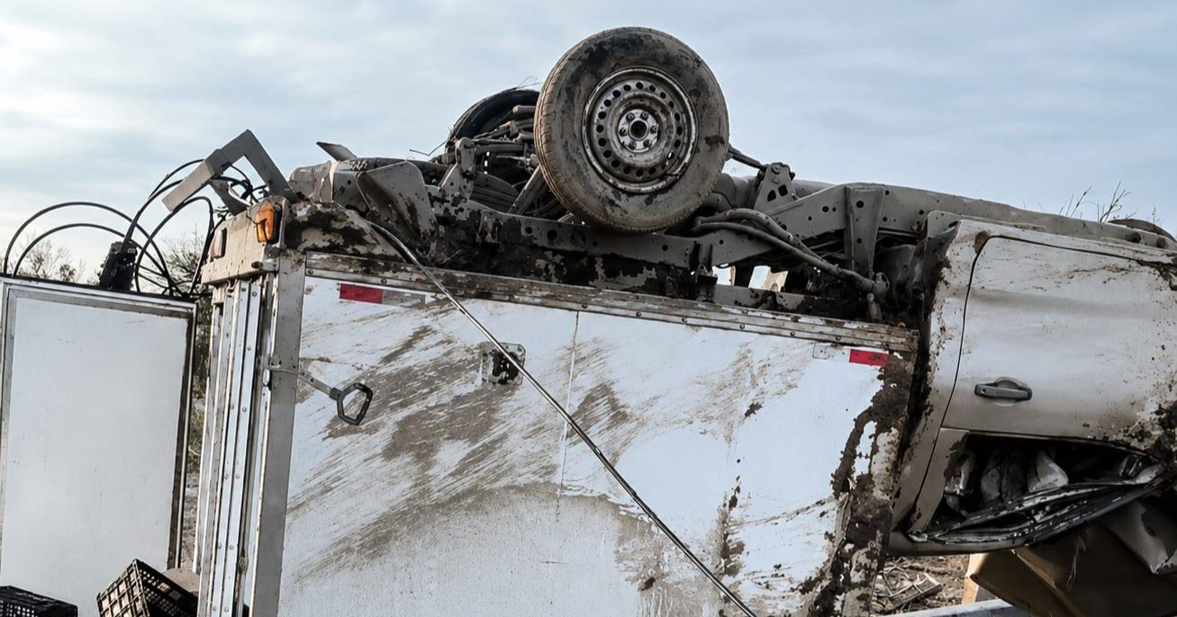 Vuelca tráiler frutero y deja a conductor lesionado en la carretera Monclova-Monterrey