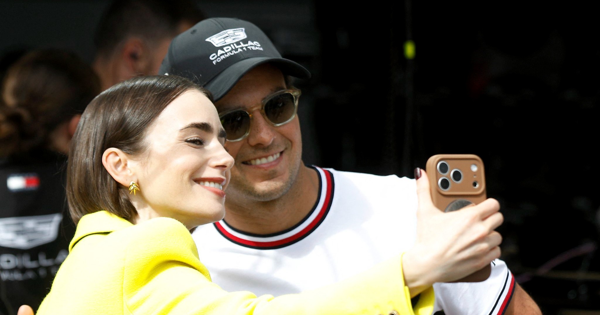 Checo Pérez sorprende al aparecer junto a Lily Collins para 'Emily en París'
