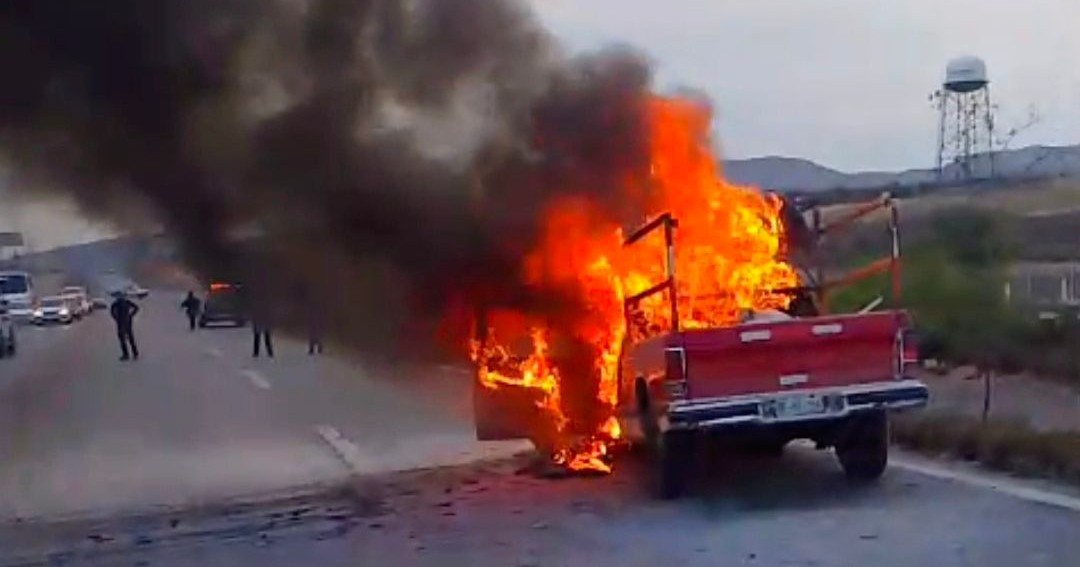 Se incendia camioneta en la carretera federal 57 y queda reducida a chatarra