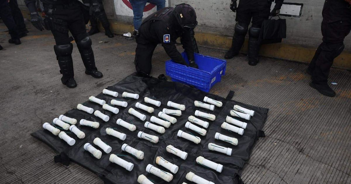 Aseguran explosivos artesanales en autobús con normalistas