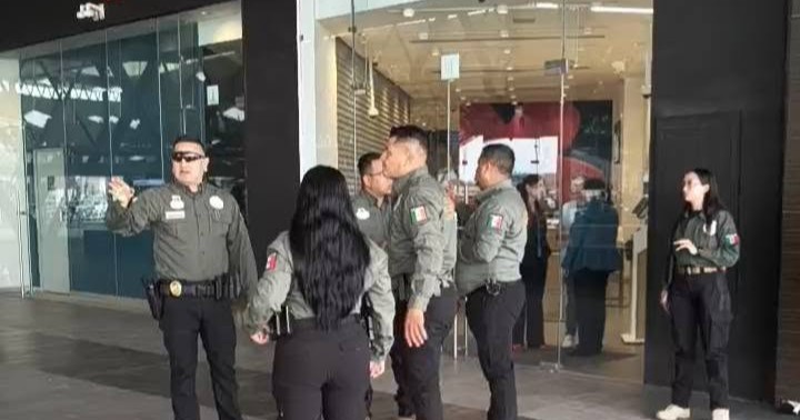 Hombre intenta asaltar banco en Monclova y huye sin botín