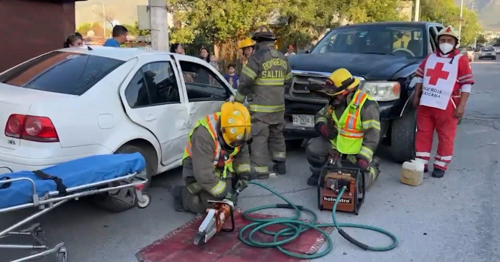 Bomberos rescatan a mujer atrapada en vehículo tras choque