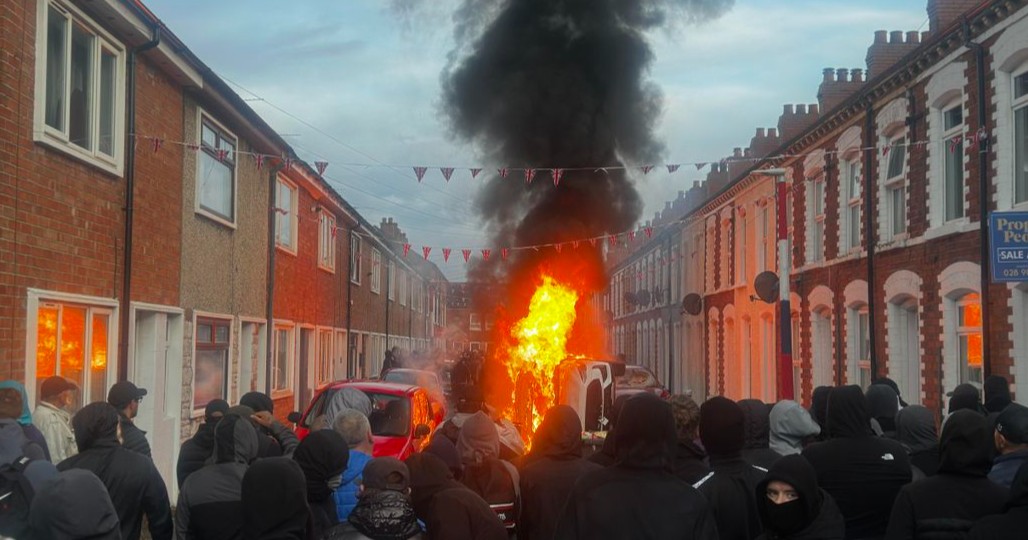 Violentas protestas sacuden Irlanda del Norte tras ataque de un hombre sudanés