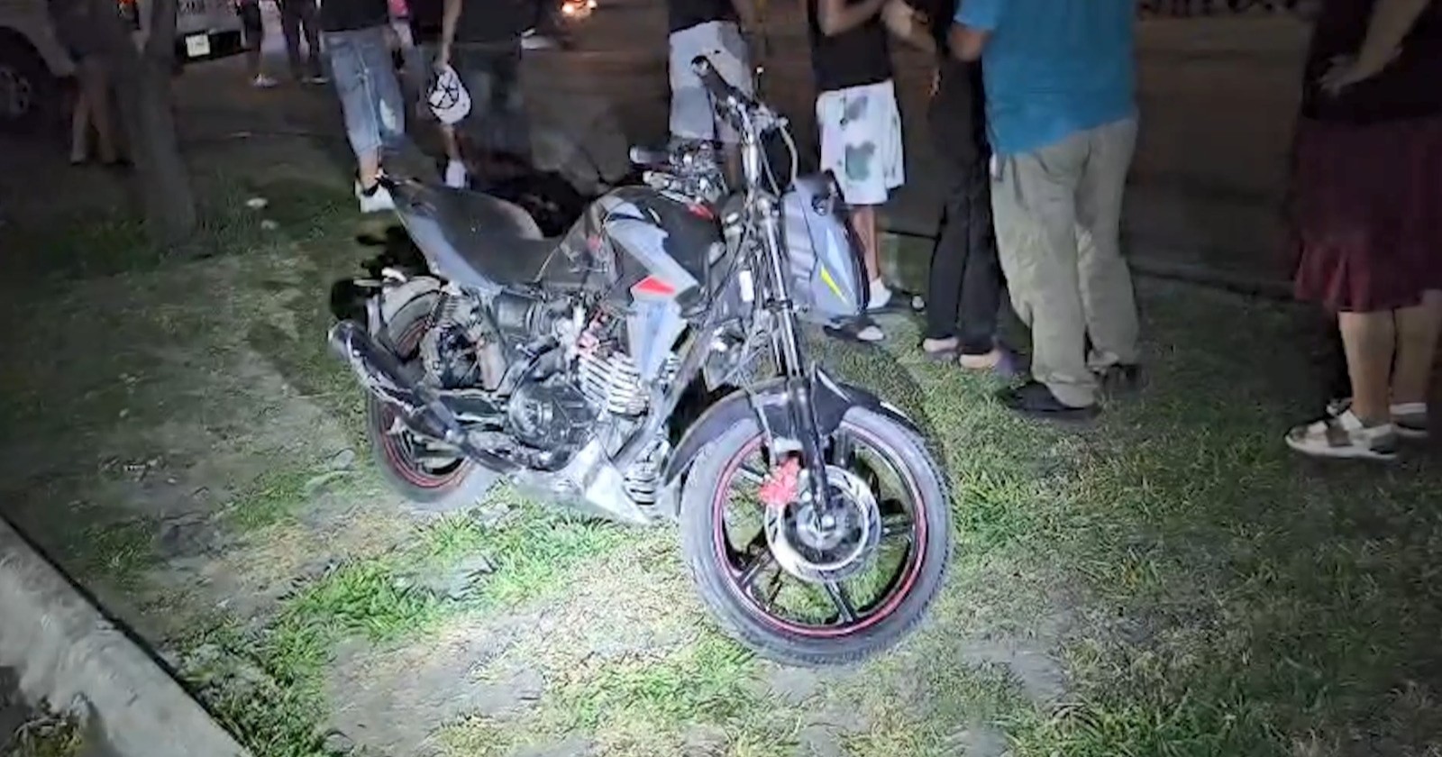 Le cierran el paso a motociclista y sale volando