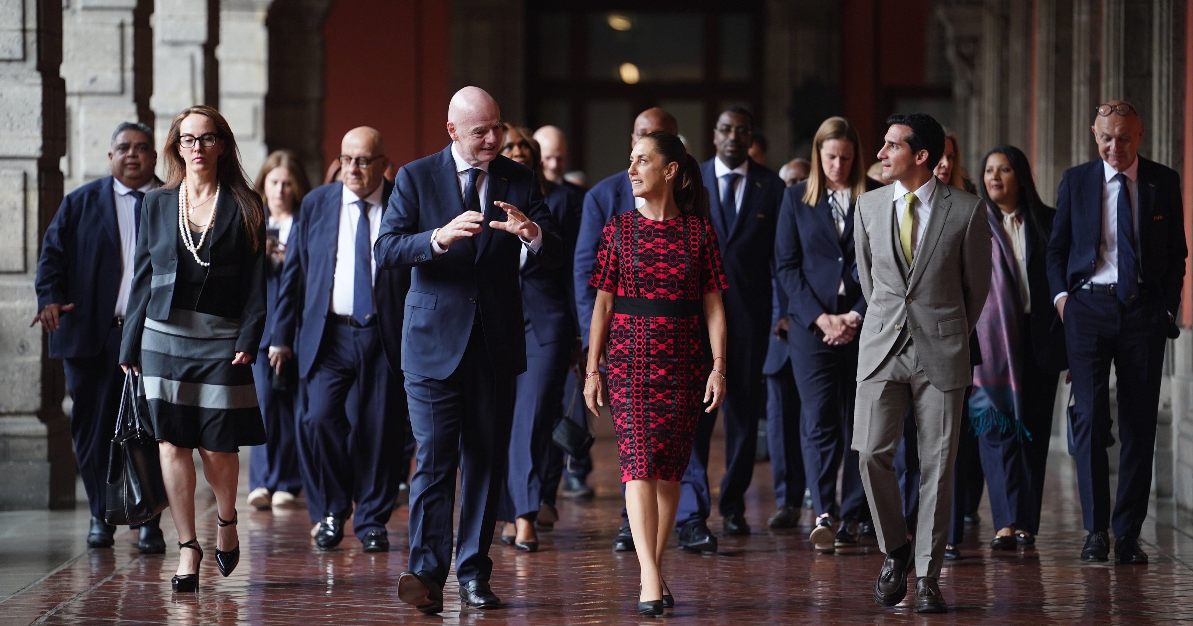Presidenta Sheinbaum recibe a dirigentes del futbol internacional en Palacio Nacional 