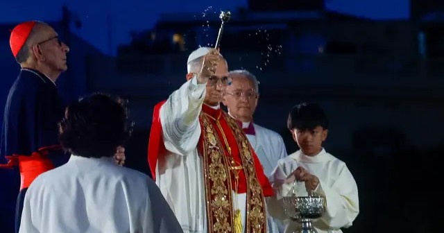 Papa León XIV bendice la Torre de Jesús de la Basílica de la Sagrada Familia