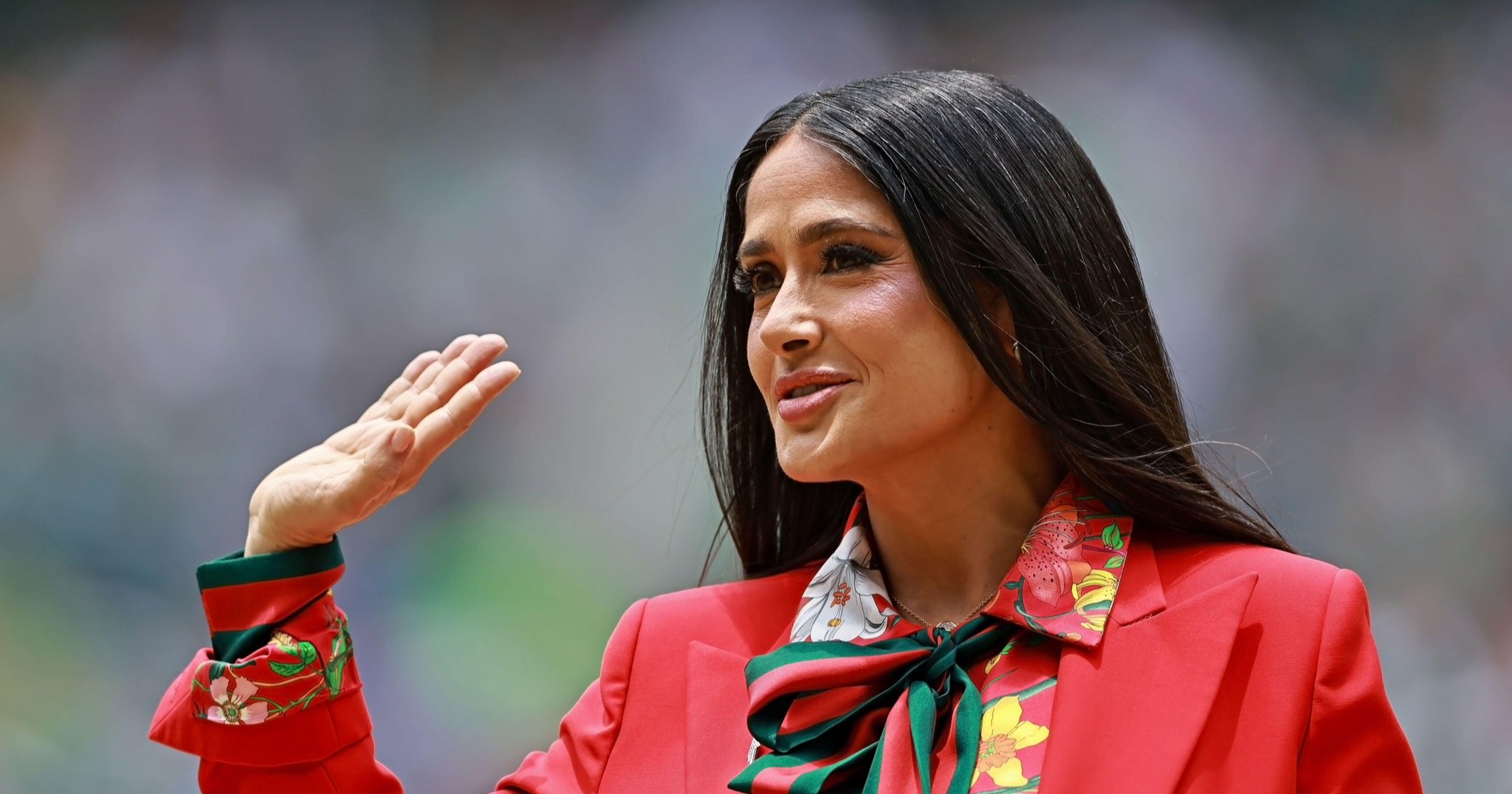 Salma Hayek sorprende en ceremonia de apertura de la fiesta futbolera