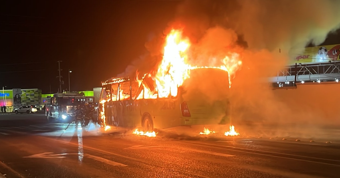 Se incendia camión de personal al sur de Saltillo