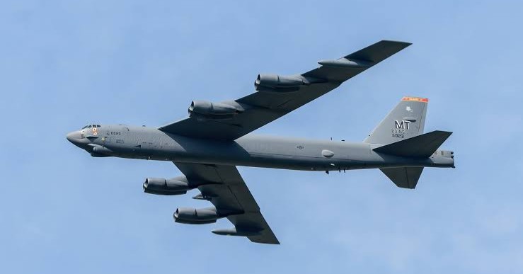 Mueren ocho tripulantes tras caída de bombardero B-52 del Ejército de Estados Unidos