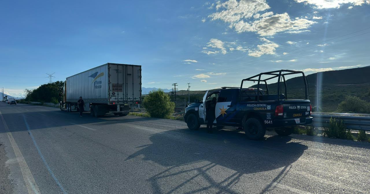 Salen disparados tras impactarse contra tráiler en la carretera a Zacatecas