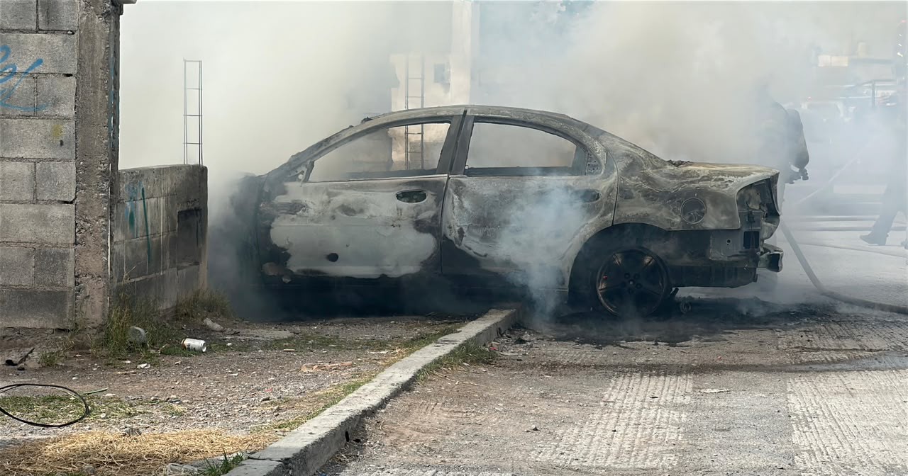 Le prende fuego a su propio auto y desaparece