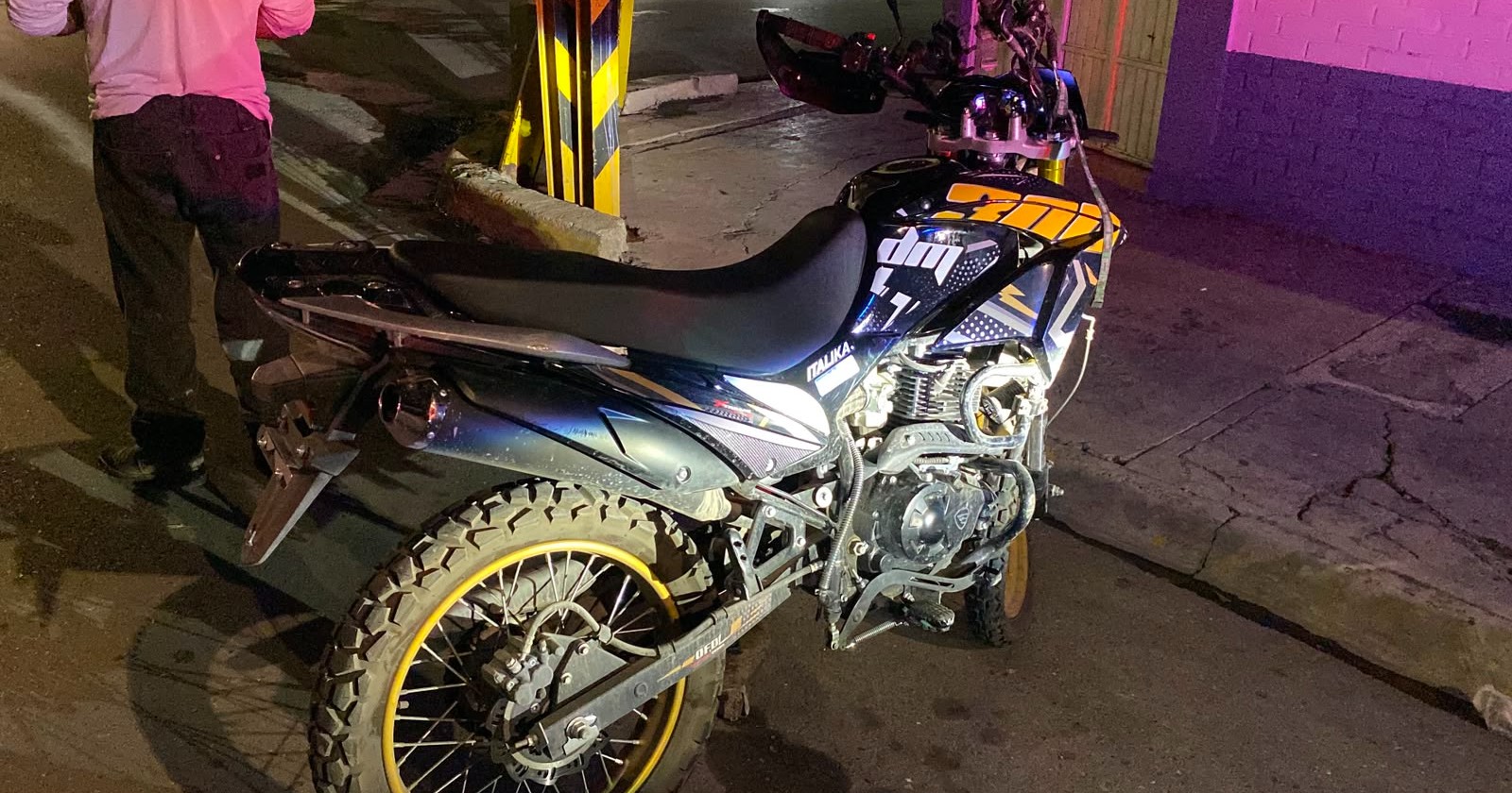Motociclista se vuela el alto y acaba con las dos piernas fracturadas