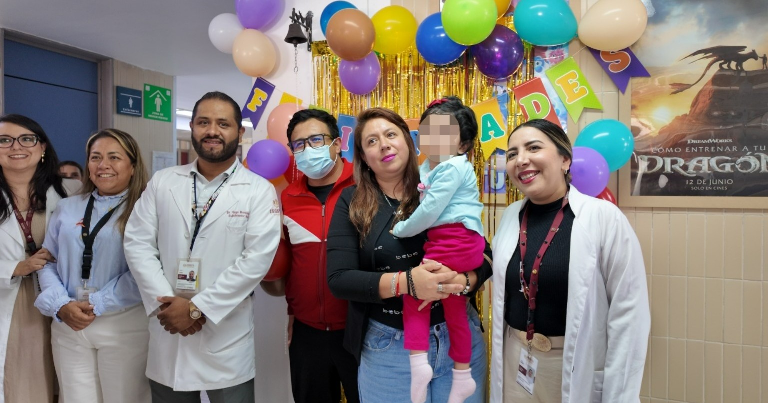 Niña de dos años vence al cáncer con tratamiento interinstitucional del ISSSTE