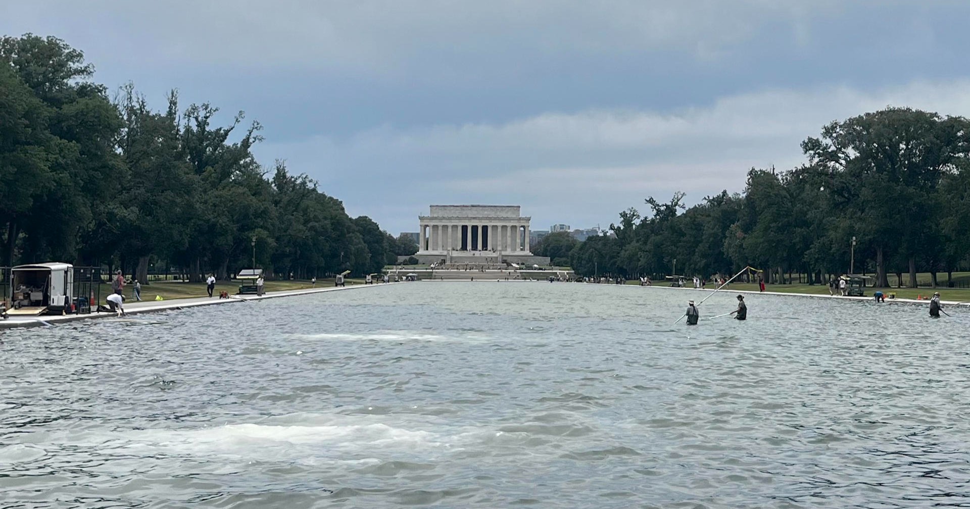Trump amenaza con 10 años de cárcel por daños a estanque del Monumento a Lincoln