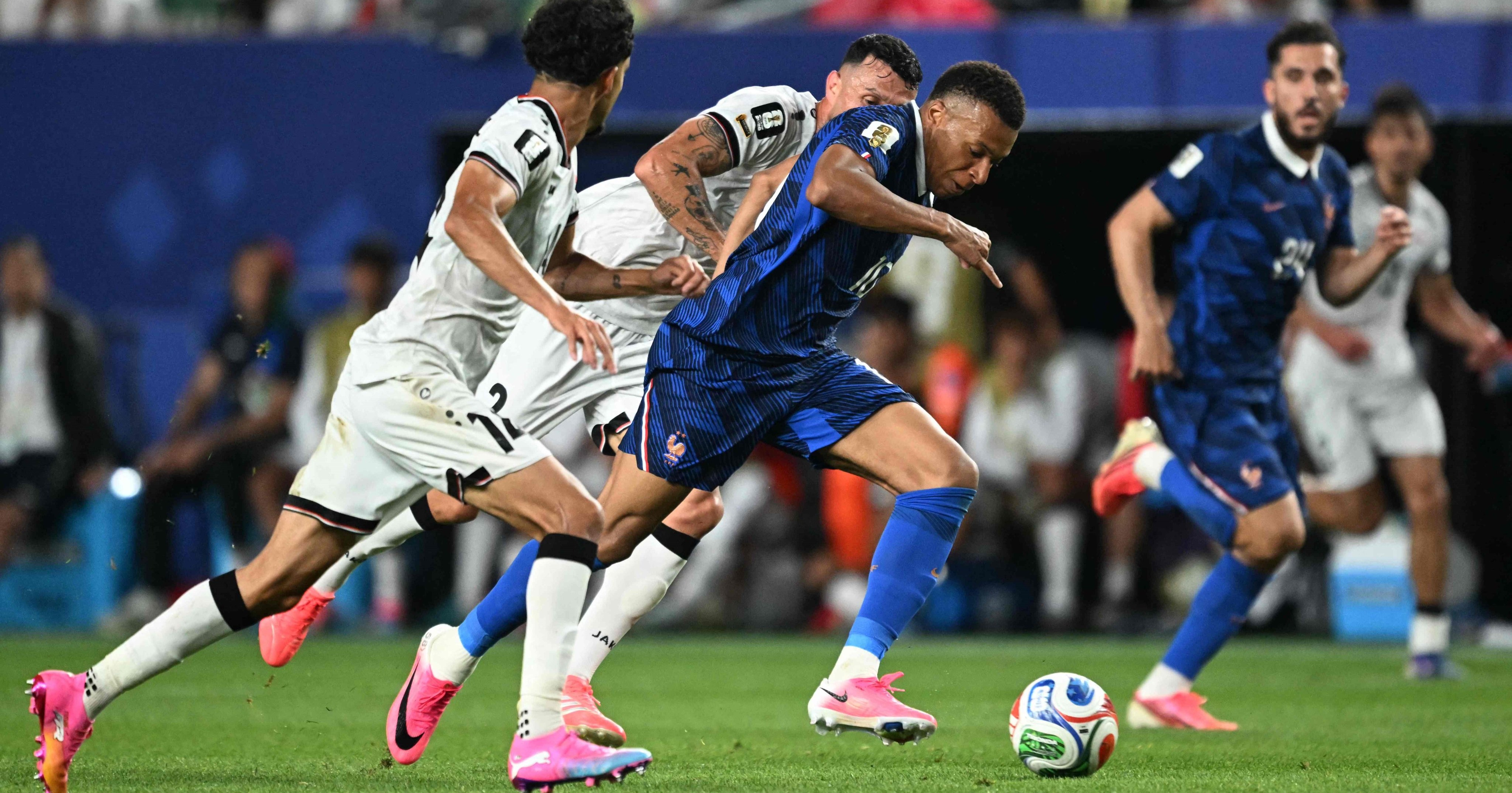 Con doblete, Mbappé lidera la victoria de Francia por 3-0 sobre Irak 