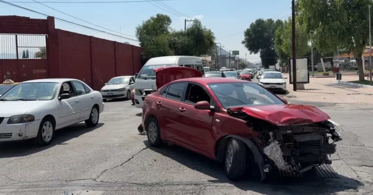 Intenta ganarle al semáforo y provoca choque en el centro de Saltillo