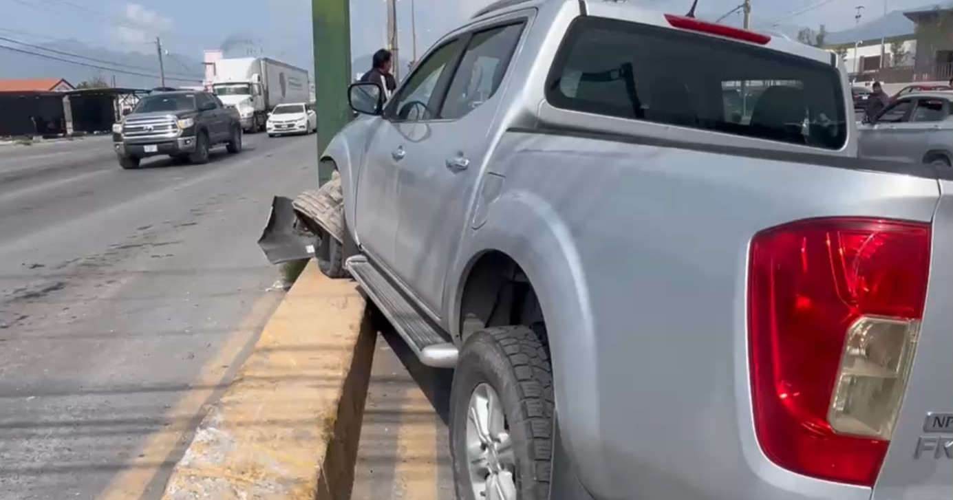 Se distrae entre el tráfico y se estrella contra semáforo
